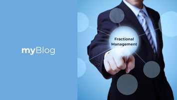 un manager che indica la scritta fractional management