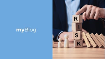 Manager che forma la parola Risk con un insieme di cubi con lettere 